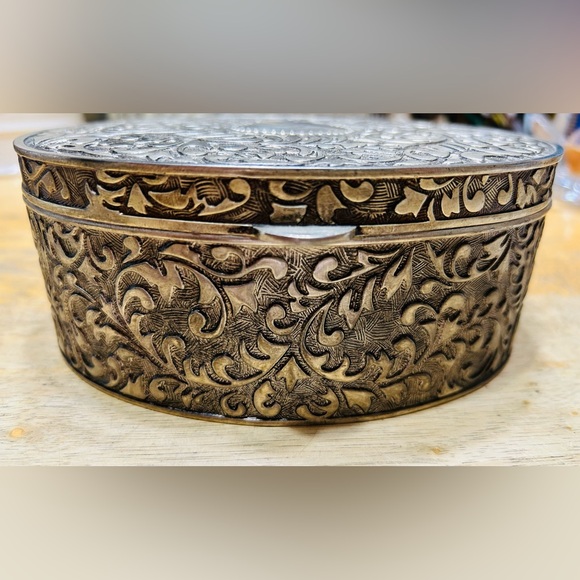 Vintage ornate silver with red velvet lining jewelry box.  Excellent condition. - Picture 4 of 5